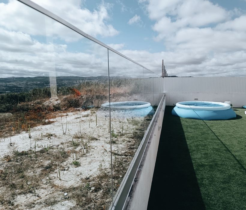 Janelas de (correr/ abrir) estores(elétricos/fitas) etc