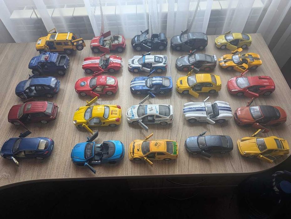 Металеві машинки, колекційні.