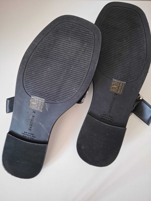 Sandálias rasas com fivelas e tachas