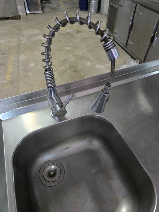 Bancada / mesa lavadouro em aço inox c/ local p/ maq. lavar louça