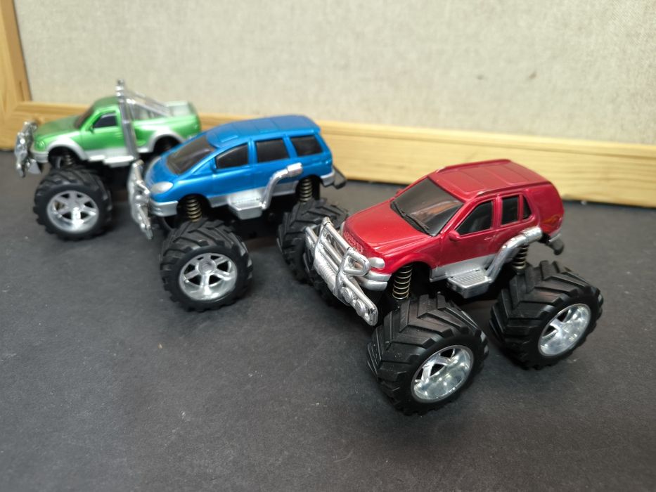 Lote 3 Miniaturas Monster Trucks – Suspensão Ativa
Conjunto de Jipes O