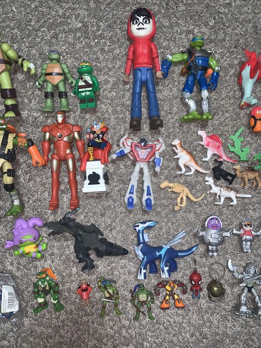 Різні фігурки персонажів