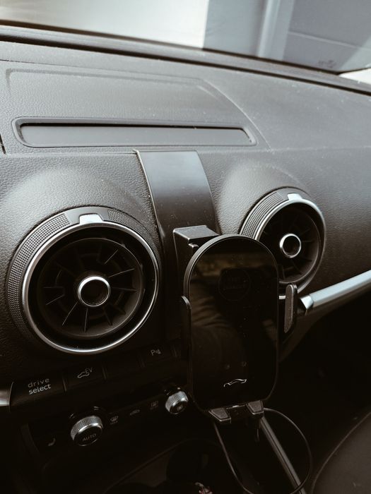 Audi A3 8V uchwyt na telefon z ładowarką indukcyjną
