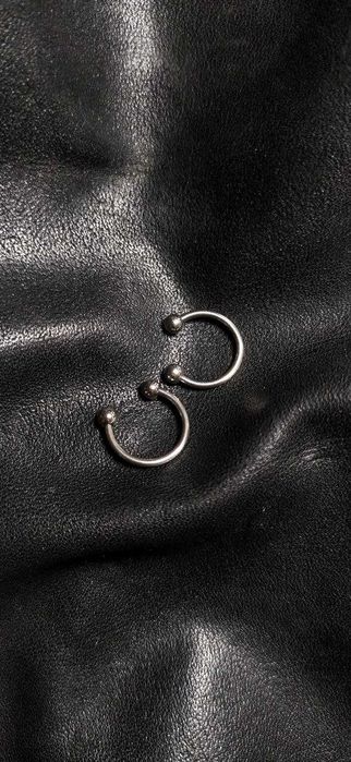 Piercings nas sobrancelhas, orelhas, mamilos e orelhas.