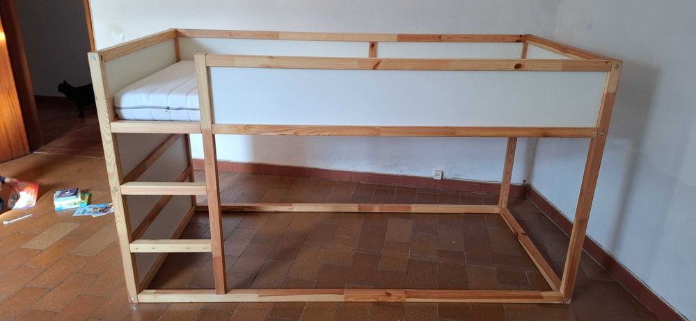 Cama meia‑altura infantil 90×200 madeira – excelente estado + colchão