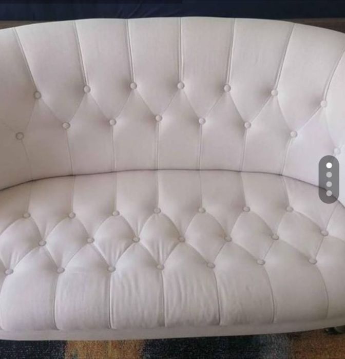 Conjunto composto por um sofá de dois lugares e 2 cadeiras de jantar