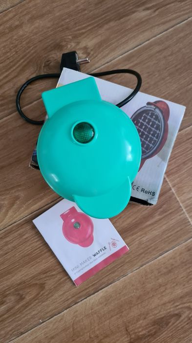 Мини вафельница как новая.