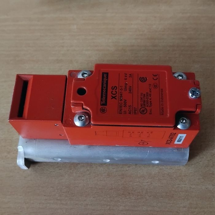 Вимикач безпеки Telemecanique XCS 500V IP67