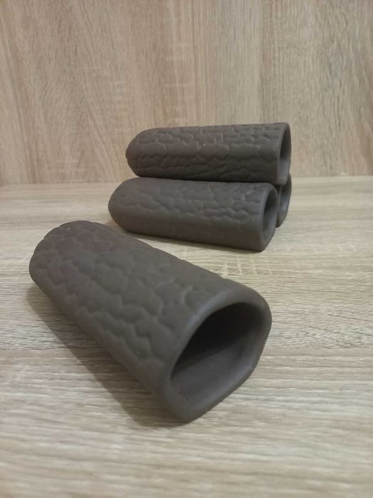 Домівки, укриття, норки, трубки для анцинтусів та сомиків.