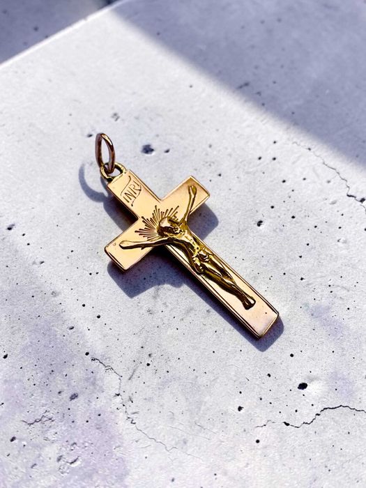 Złota przywieszka – krzyżyk z wizerunkiem Jezusa / próba 585 p452