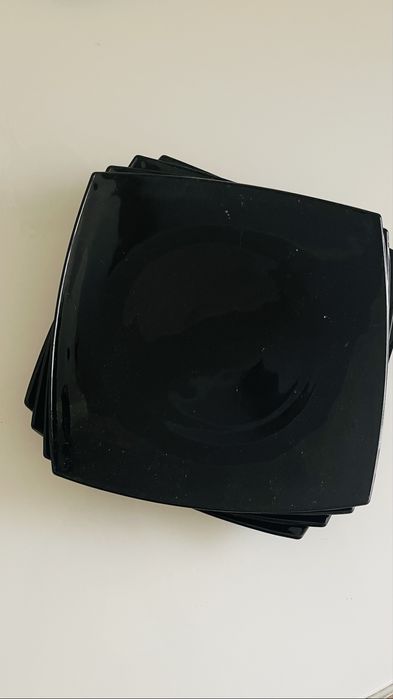 Великі тарілки доя сервіровки стола