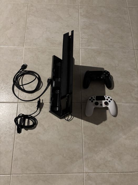 Vendo ps4 1T com dois comandos