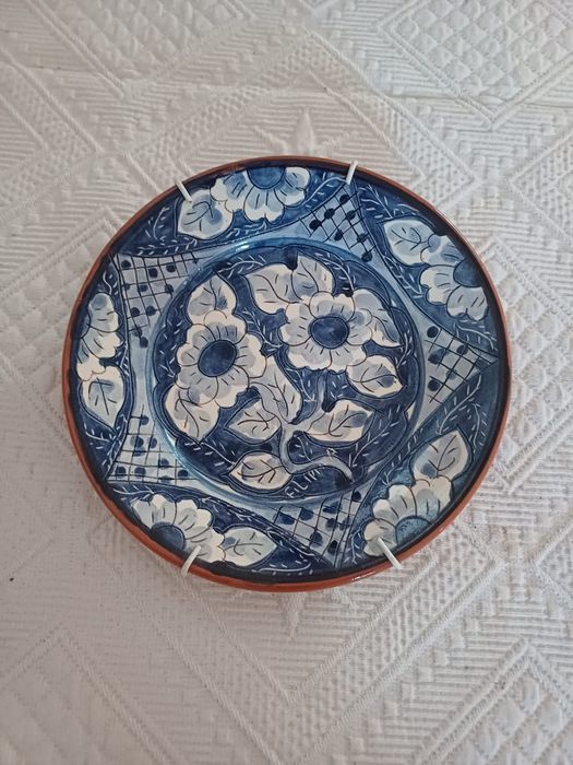 Pratos e pote com tampa rústicos em barro pintado