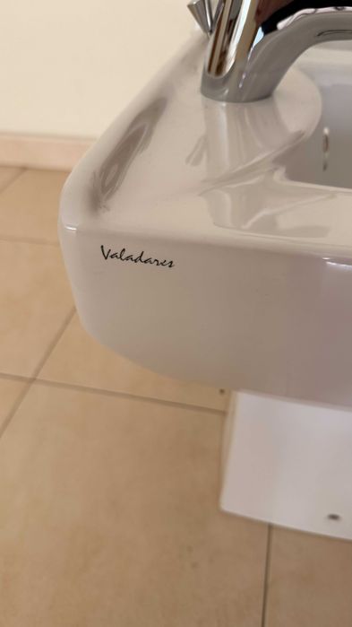 2 Bidés Valadares com Torneiras Bruma – Muito Bom Estado