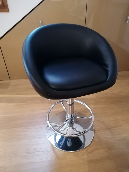 Banco de pé alto ajustável em pele