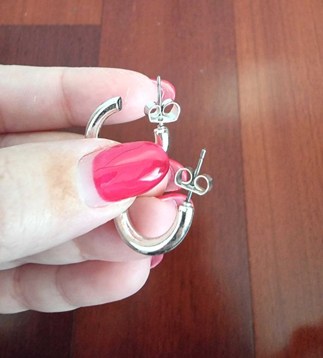 Argolas prateadas pequenas