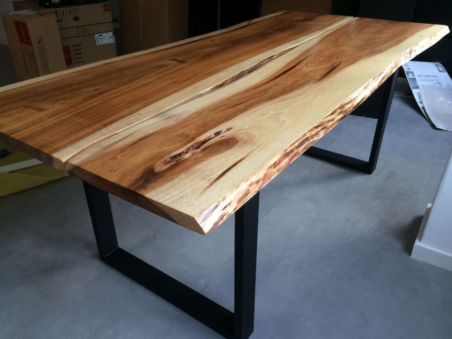 Mesa de jantar de borda orgânica, madeira maciça, feita á medida