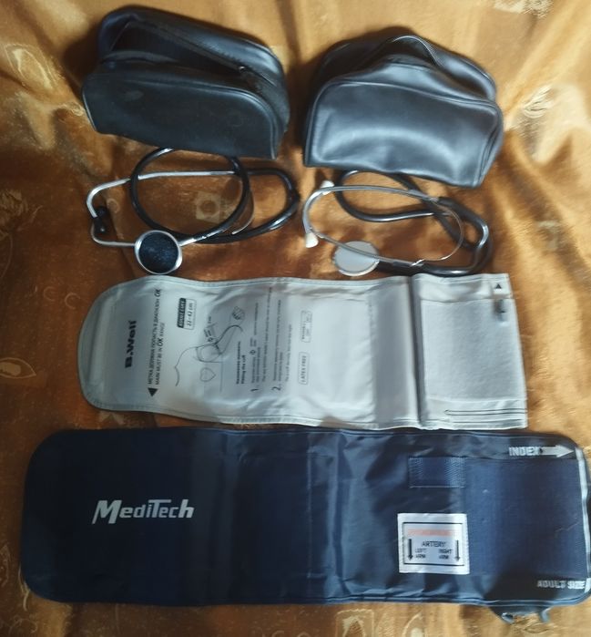 Фонендоскопы,футляры (сумочки)и неработающие манжеты.