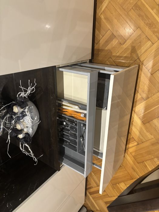 Wysoka zabudowa, komoda