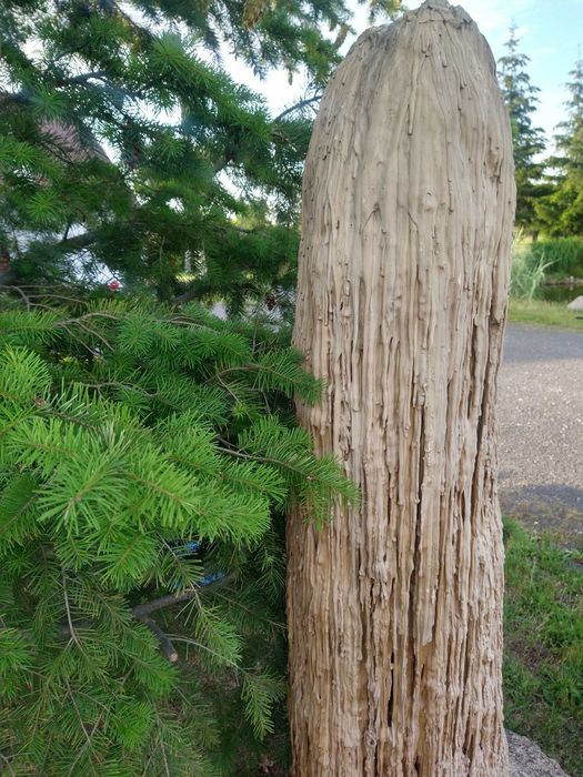 Głazy kamienie ogrodowe ozdoby Stalagmity