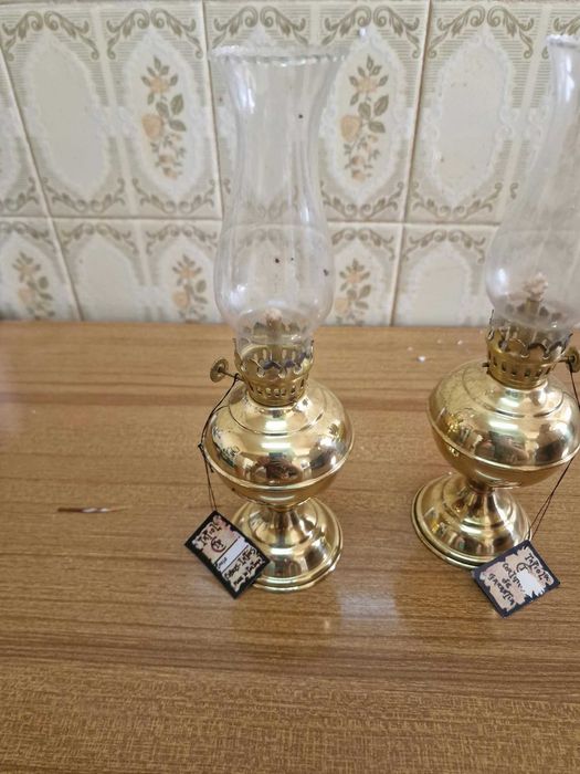 Par de candeeiros a petróleo em latão, fabrico português