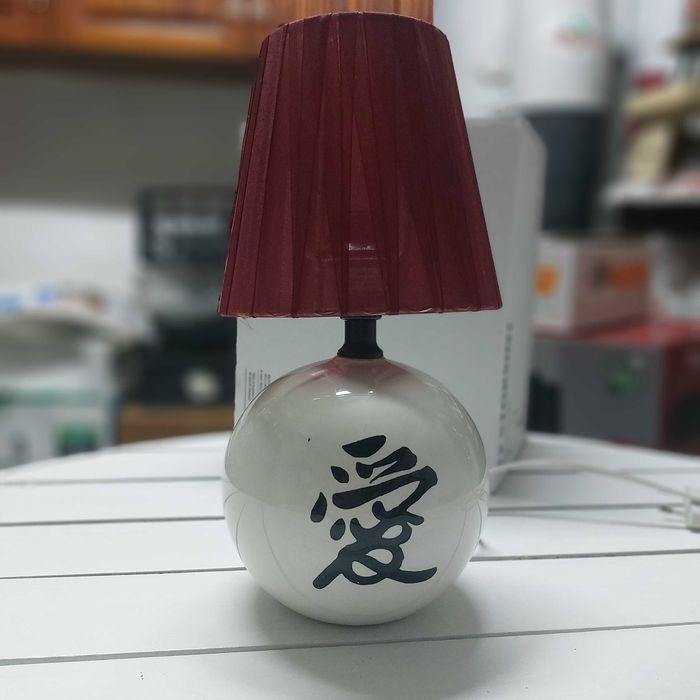 Candeeiro ceramica para mesa cabeceira com grafismo japonês.
