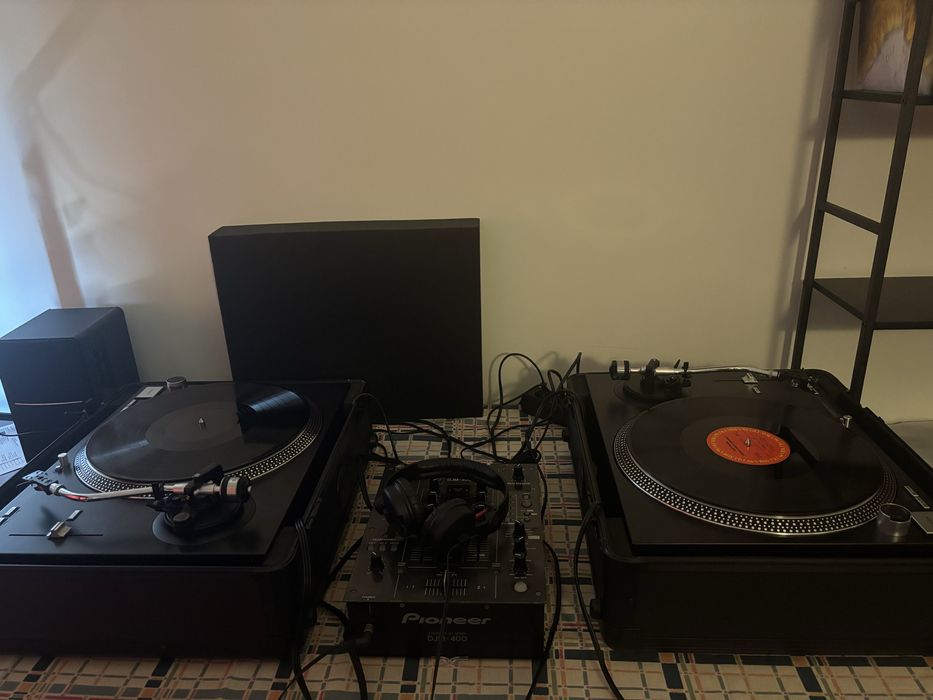 Par de gira discos+ mesa+ caixas profissionais