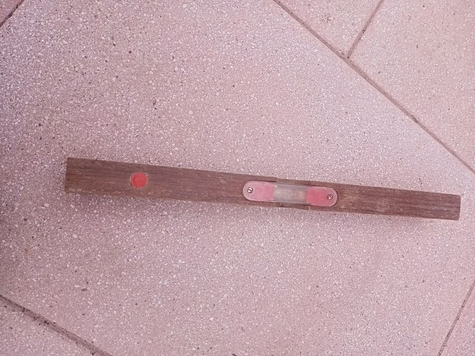 Nível antigo  de madeira