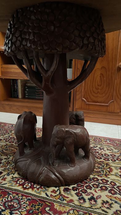 Mesa de madeira com escultura