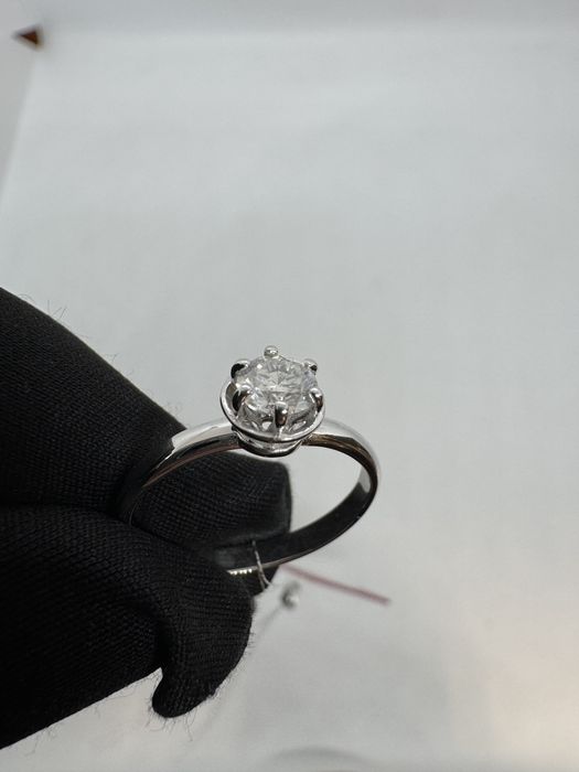 Золота каблучка з діамантом 0,50 карат, модель Damiani