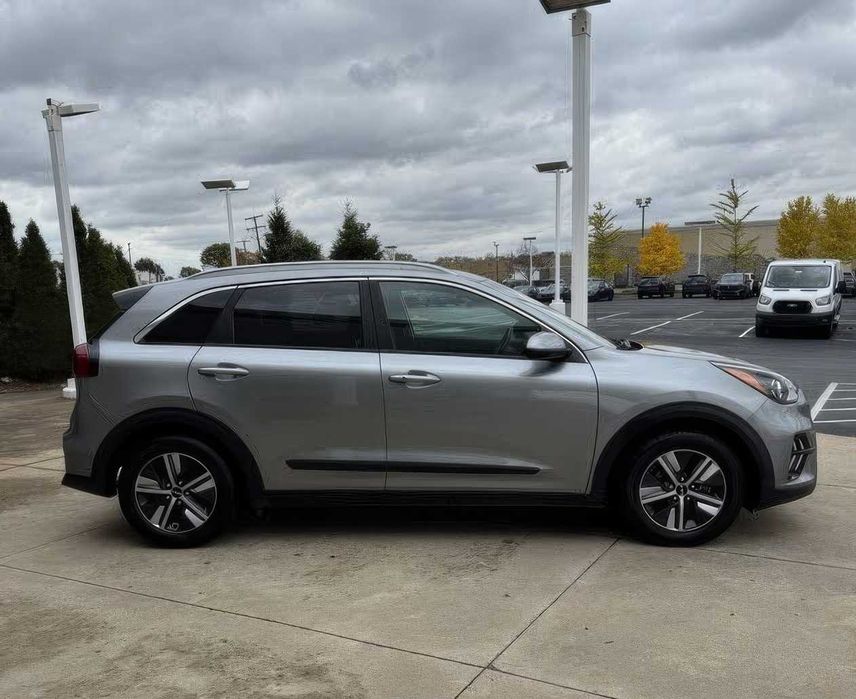 Kia Niro LXS      2022