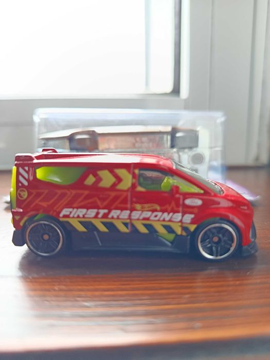 Lote 31 carros hotwheels 2 deles são t-hunt