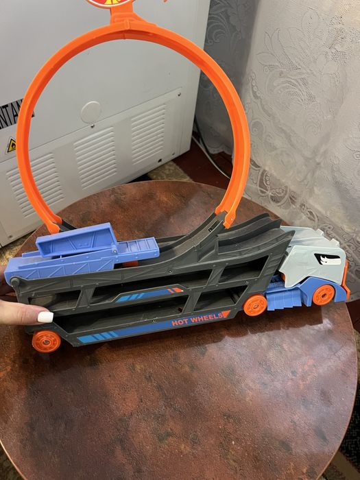 Трек hot wheels, в подарунок 3 машинки