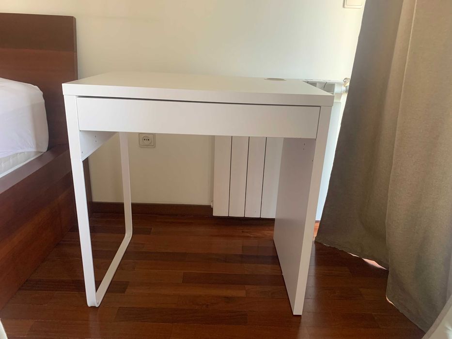 uma secretária de escritório ou quarto