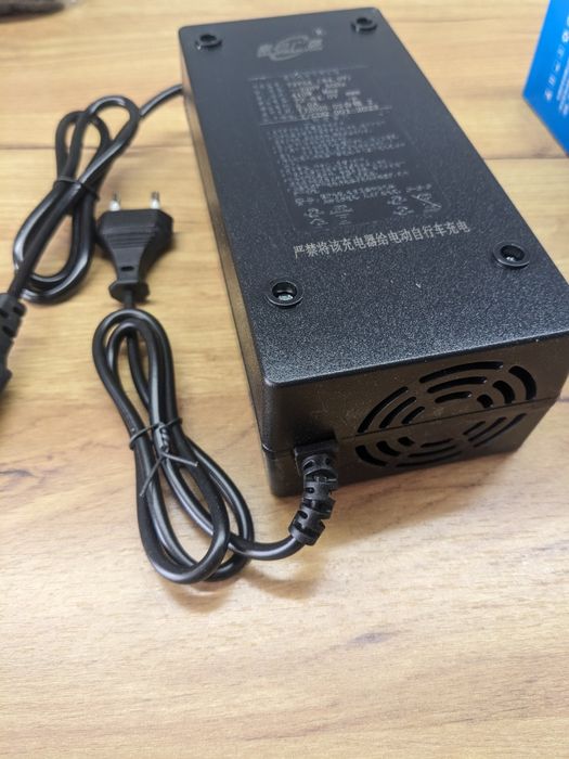 Зарядний пристрій електроскутера 72V 5-10А Li-ion