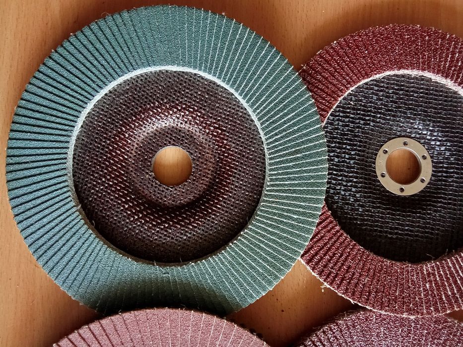 Зачистной лепестковый круг ф180.