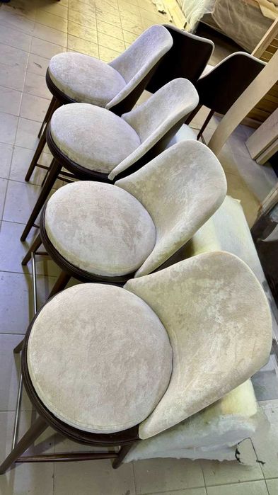 Продам полубарні  стільці б\у