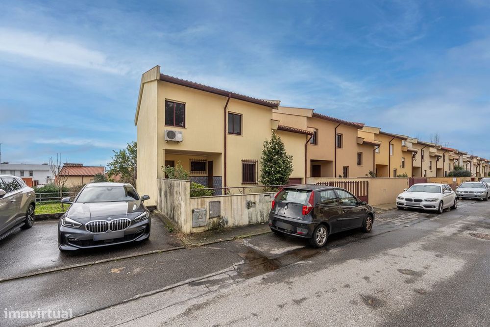 Moradia T4 de gaveto em Nogueira