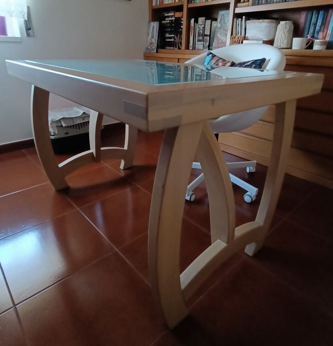 Secretária em madeira maciça