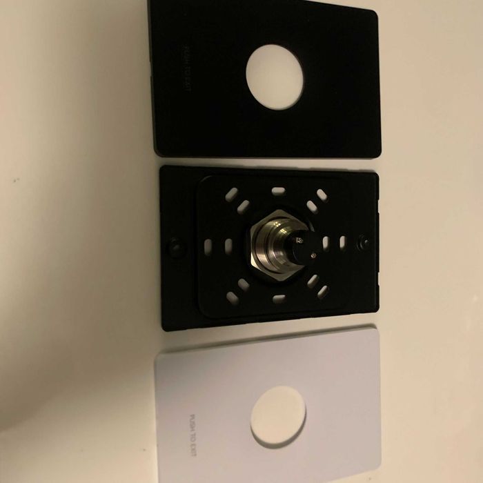 Кнопка для відкривання дверей