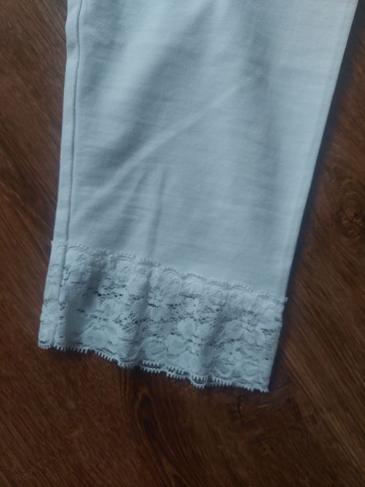 Leginsy białe z koronką