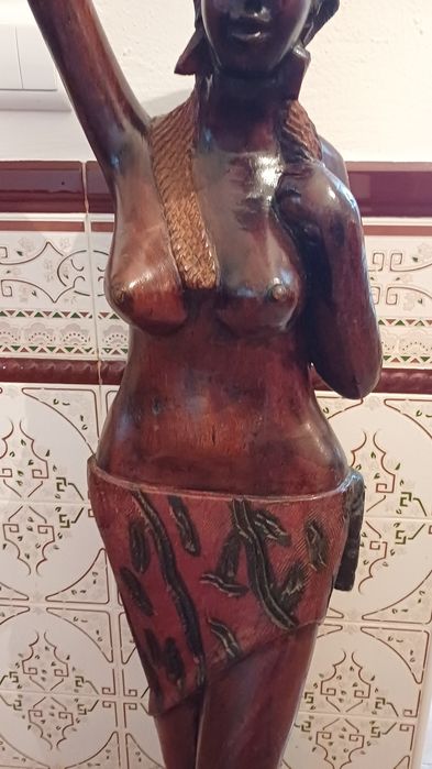 Estátua de madeira esculpida