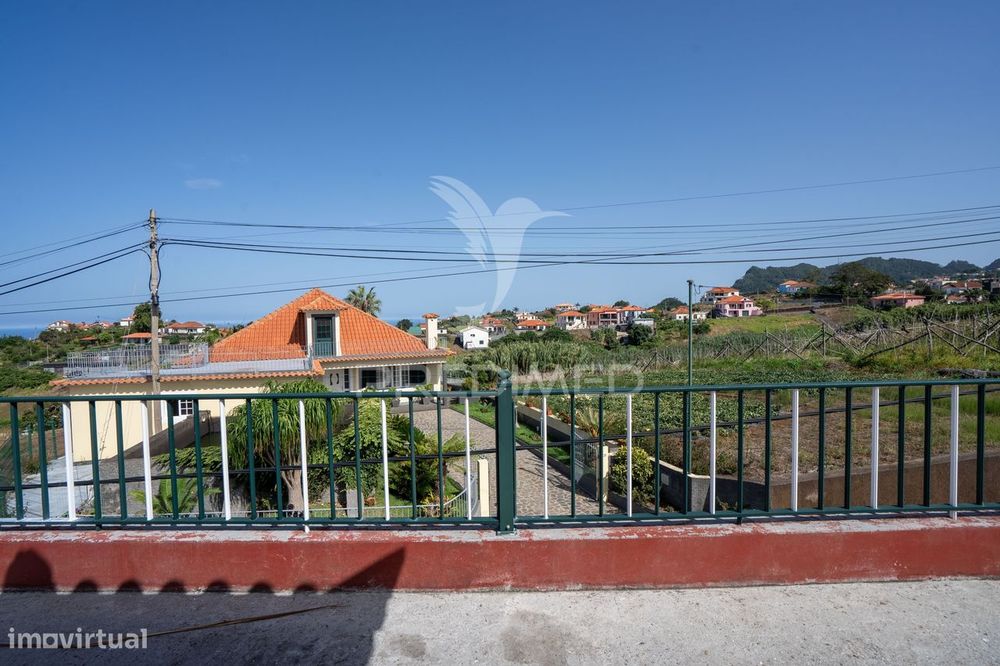 Moradia T3 com sótão, e terreno de 4.650 m² — Santana