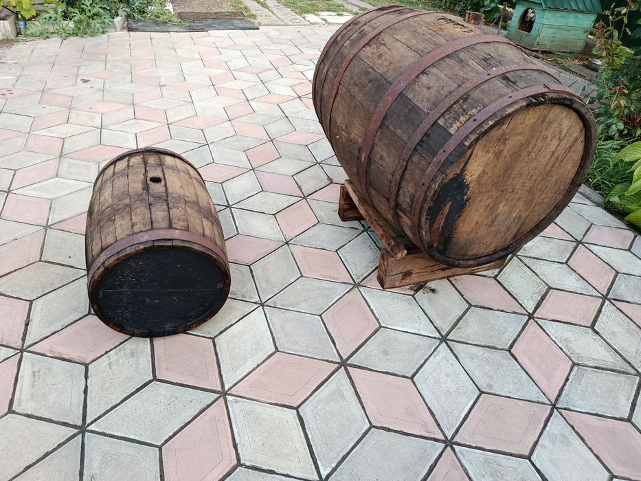 Продам бочку дубову 200 л. 50 л.