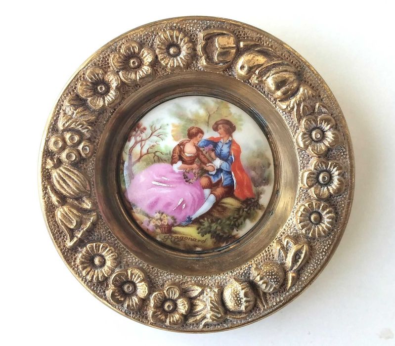 Fascinante aneleira em bronze com medalhão de porcelana pintada