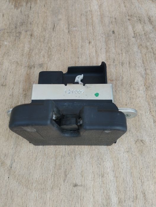 Замок задней Ляды Passat B6 B7 Golf Tiguan