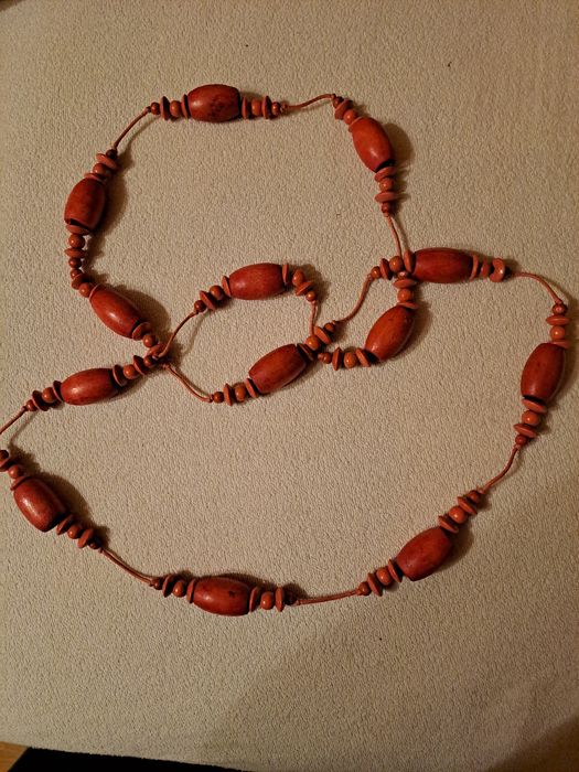 Czerwone drewniane korale długie