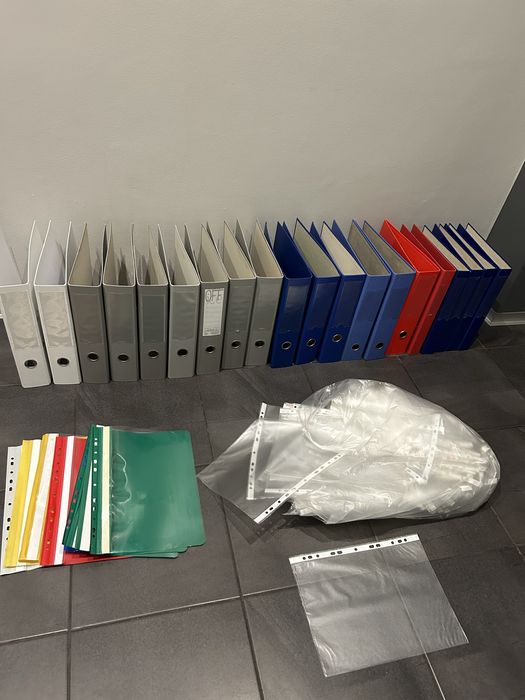 Zestaw 20 segregatorów (15 grubych + 5 cienkich) + GRATIS koszulki