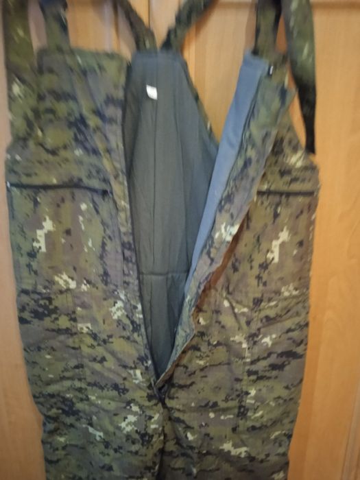 Продам свой комбинезон комуфляж пиксель.52-р.3 рост.