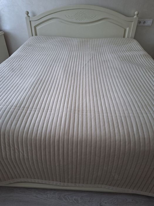 Спальня з масиву ліжко, комод, шафа